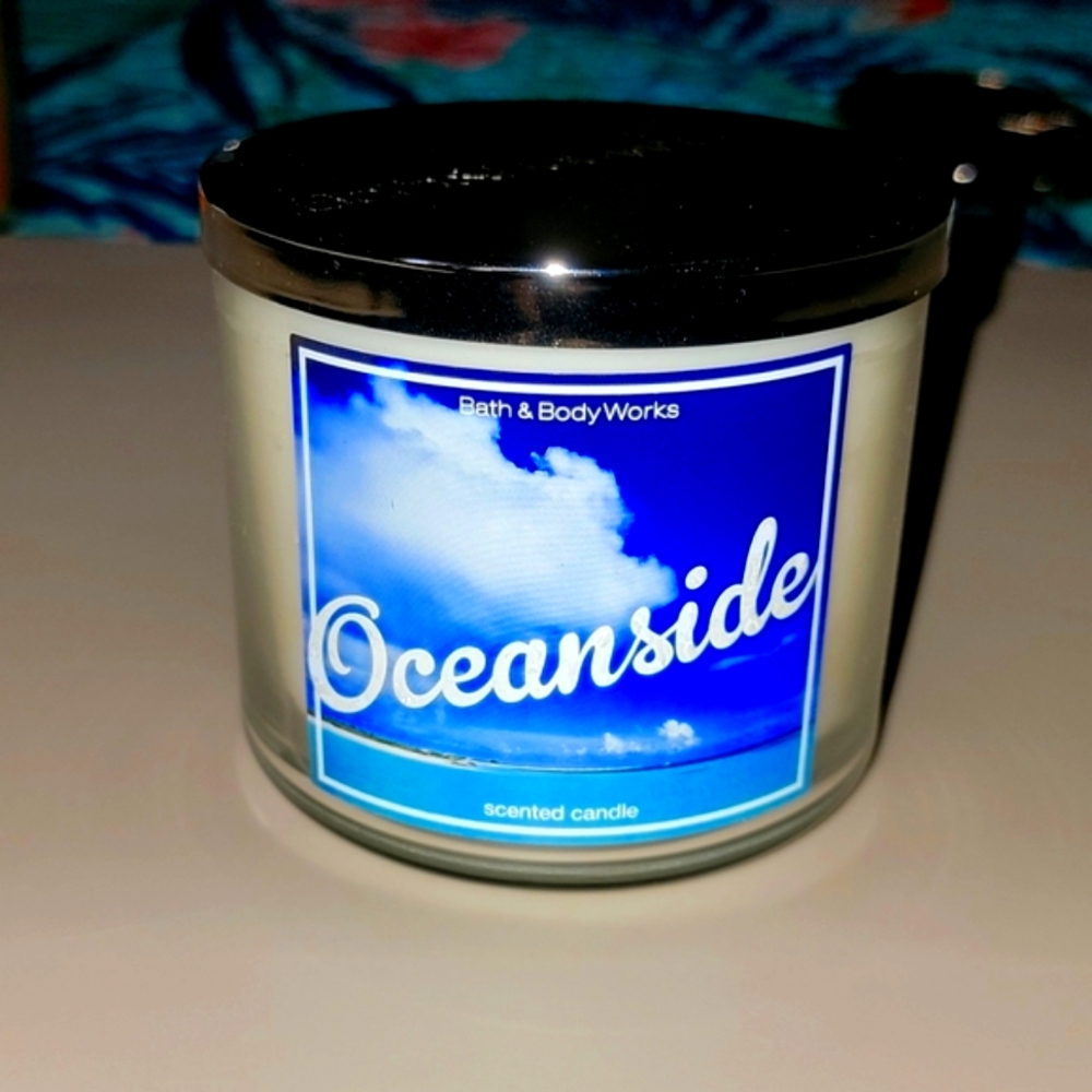 BATH & BODYWORKS- NEW OCEANSIDE 3 WICK CANDLE